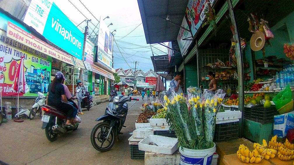 Quầy bán hàng tạp hóa hoa tươi, trái cây chợ Kon Plông